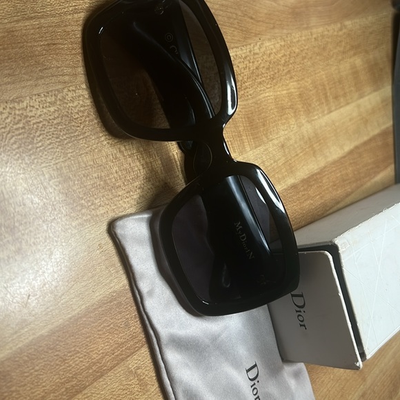 Dior woman’s sunglasses- with quilted arms main image 7